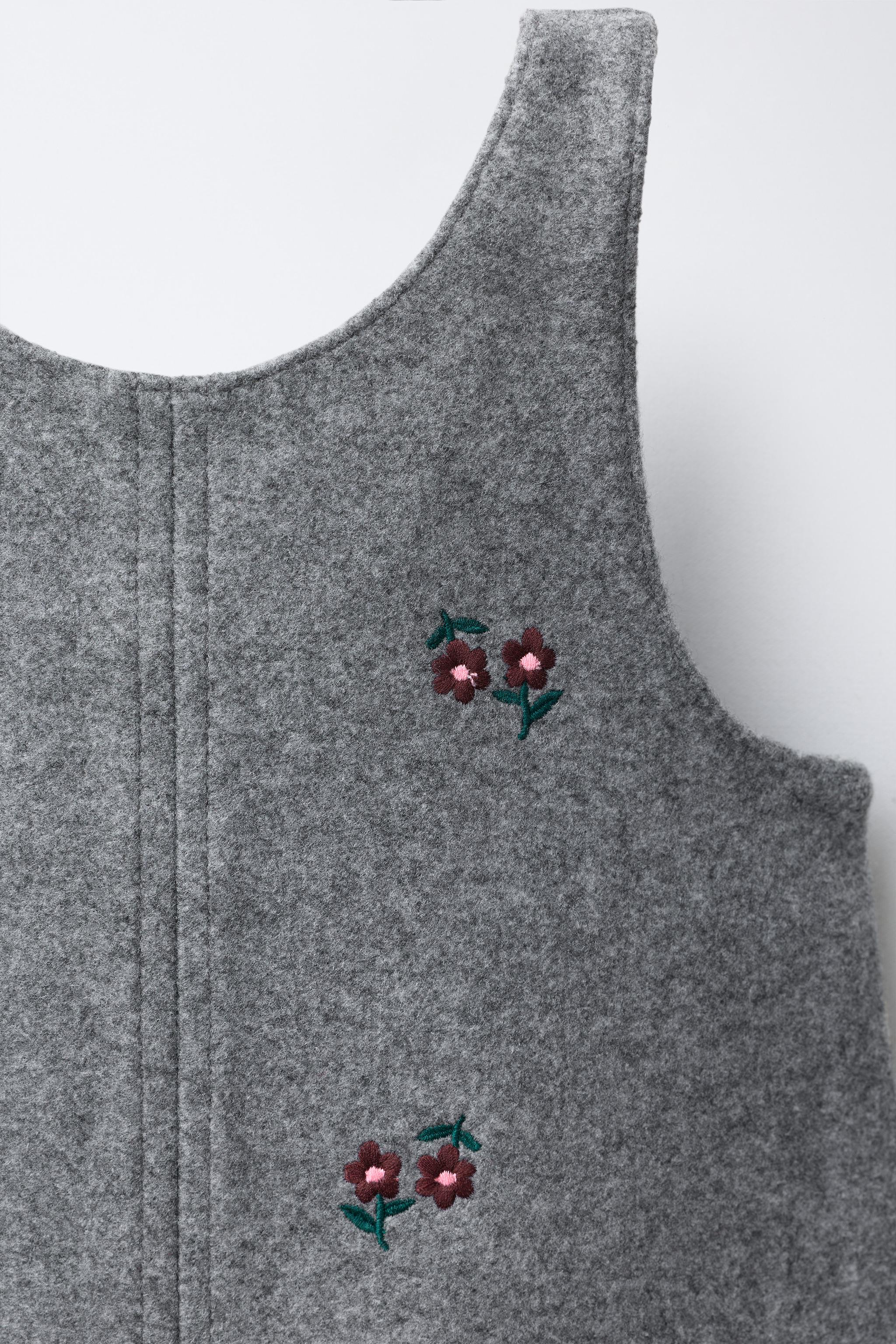 ROBE-SALOPETTE STRUCTURÉE À FLEURS BRODÉES